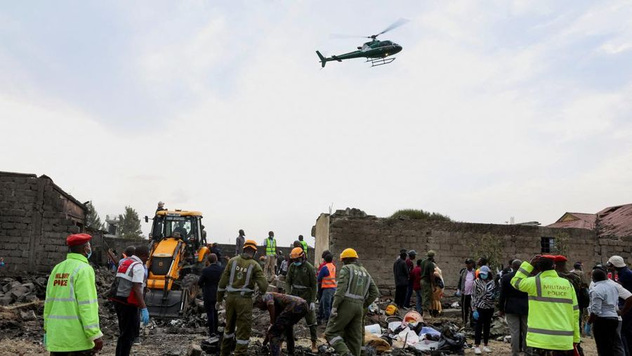 Pesawat medis jatuh di blok permukiman kecil dekat ibu kota Kenya, Nairobi. Peristiwa itu menewaskan enam orang dan melukai dua orang lainnya. (REUTERS/Monicah Mwangi)