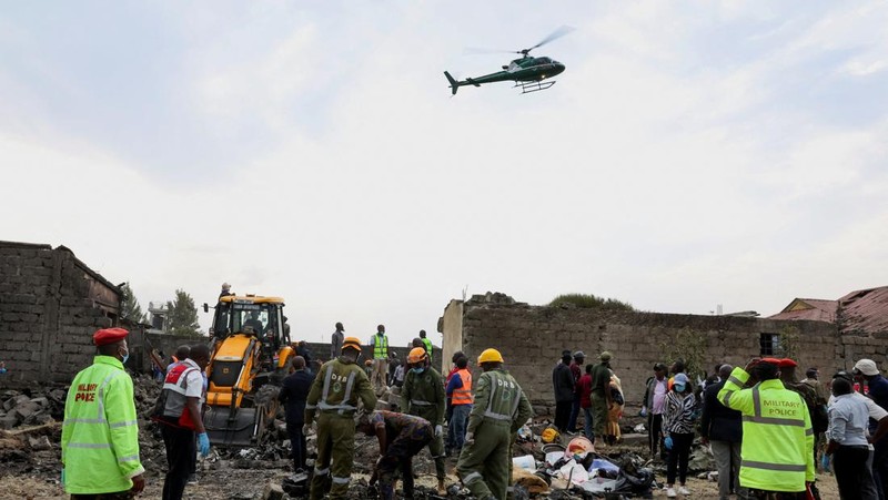 Pesawat medis jatuh di blok permukiman kecil dekat ibu kota Kenya, Nairobi. Peristiwa itu menewaskan enam orang dan melukai dua orang lainnya. (REUTERS/Monicah Mwangi)