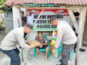 Aksi Jumat Berbagi Polisi di Siak Salurkan Bantuan Sembako ke Warga