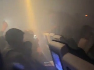 Momen Penumpang Panik saat Power Bank Keluarkan Asap di Dalam Pesawat
