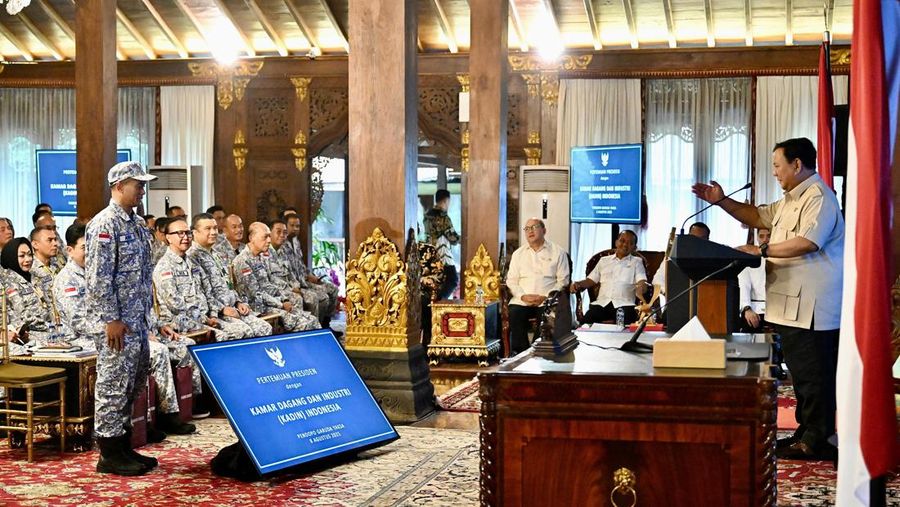 Presiden Prabowo Subianto melepas peserta Retret Kadin Indonesia 2025 di Hambalang, Kabupaten Bogor, Provinsi Jawa Barat, Jumat (8/8/2025). (Dok Sekretariat Presiden RI)
