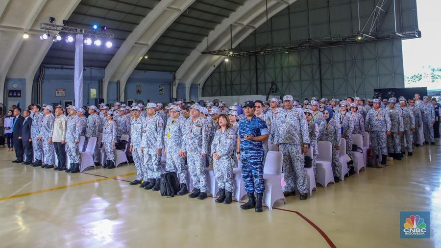 Sebanyak 200 anggota Kamar Dagang dan Industri (KADIN) mengikuti materi pembekalan di Hanggar Skuadron 17 Lanud Halim, Jakarta, Jumat (8/8/2025). (CNBC Indonesia/Faisal Rahman)