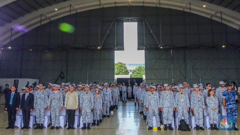 Sebanyak 200 anggota Kamar Dagang dan Industri (KADIN) mengikuti materi pembekalan di Hanggar Skuadron 17 Lanud Halim, Jakarta, Jumat (8/8/2025). (CNBC Indonesia/Faisal Rahman)