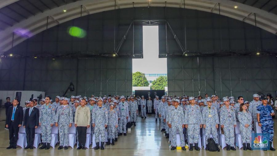 Sebanyak 200 anggota Kamar Dagang dan Industri (KADIN) mengikuti materi pembekalan di Hanggar Skuadron 17 Lanud Halim, Jakarta, Jumat (8/8/2025). (CNBC Indonesia/Faisal Rahman)