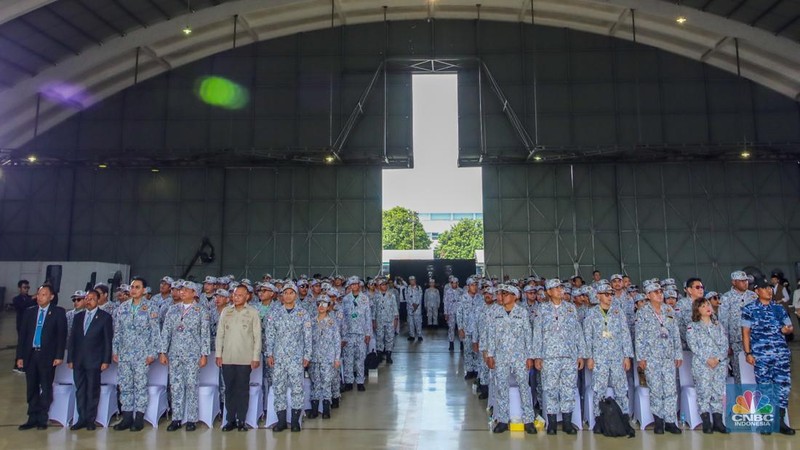 Sebanyak 200 anggota Kamar Dagang dan Industri (KADIN) mengikuti materi pembekalan di Hanggar Skuadron 17 Lanud Halim, Jakarta, Jumat (8/8/2025). (CNBC Indonesia/Faisal Rahman)