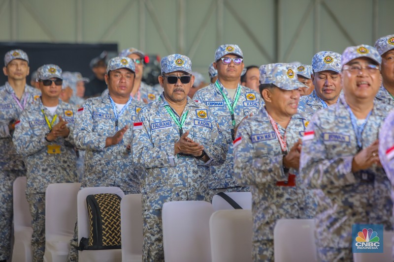 Sebanyak 200 anggota Kamar Dagang dan Industri (KADIN) mengikuti materi pembekalan di Hanggar Skuadron 17 Lanud Halim, Jakarta, Jumat (8/8/2025). (CNBC Indonesia/Faisal Rahman)