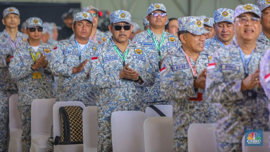 Sebanyak 200 anggota Kamar Dagang dan Industri (KADIN) mengikuti materi pembekalan di Hanggar Skuadron 17 Lanud Halim, Jakarta, Jumat (8/8/2025). (CNBC Indonesia/Faisal Rahman)