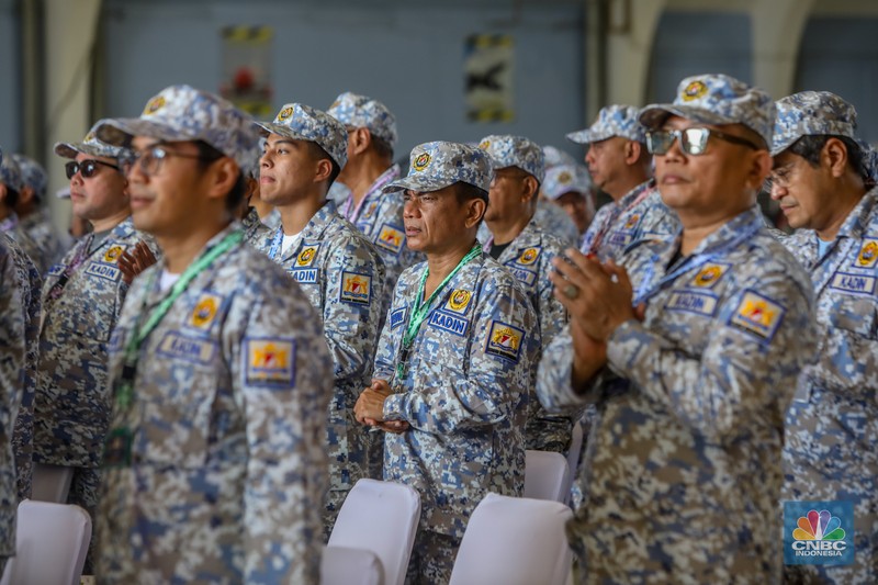 Sebanyak 200 anggota Kamar Dagang dan Industri (KADIN) mengikuti materi pembekalan di Hanggar Skuadron 17 Lanud Halim, Jakarta, Jumat (8/8/2025). (CNBC Indonesia/Faisal Rahman)