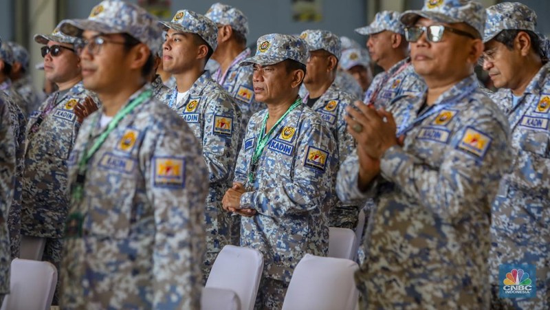 Sebanyak 200 anggota Kamar Dagang dan Industri (KADIN) mengikuti materi pembekalan di Hanggar Skuadron 17 Lanud Halim, Jakarta, Jumat (8/8/2025). (CNBC Indonesia/Faisal Rahman)