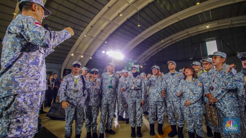 Sebanyak 200 anggota Kamar Dagang dan Industri (KADIN) mengikuti materi pembekalan di Hanggar Skuadron 17 Lanud Halim, Jakarta, Jumat (8/8/2025). (CNBC Indonesia/Faisal Rahman)