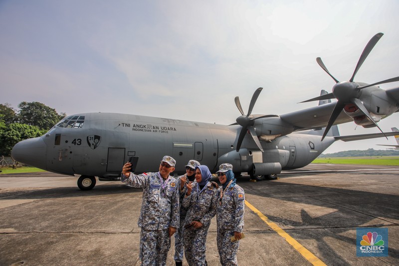 Sebanyak 200 anggota Kamar Dagang dan Industri (KADIN) mengikuti materi pembekalan di Hanggar Skuadron 17 Lanud Halim, Jakarta, Jumat (8/8/2025). (CNBC Indonesia/Faisal Rahman)