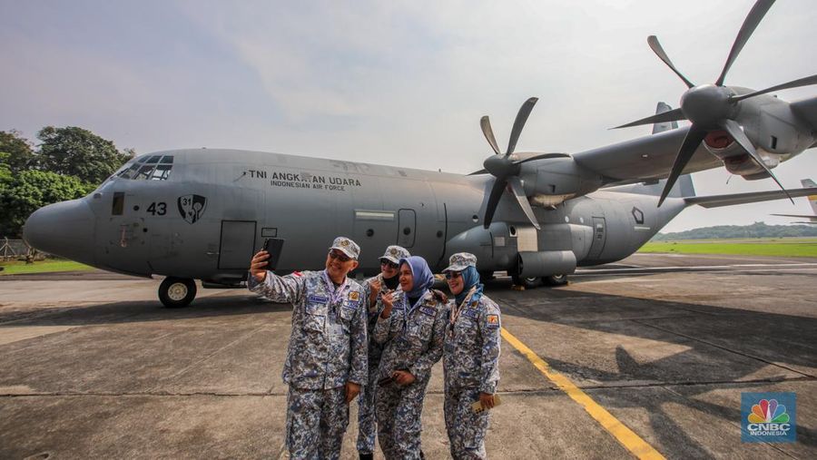 Sebanyak 200 anggota Kamar Dagang dan Industri (KADIN) mengikuti materi pembekalan di Hanggar Skuadron 17 Lanud Halim, Jakarta, Jumat (8/8/2025). (CNBC Indonesia/Faisal Rahman)