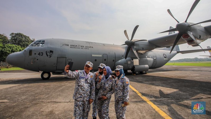 Sebanyak 200 anggota Kamar Dagang dan Industri (KADIN) mengikuti materi pembekalan di Hanggar Skuadron 17 Lanud Halim, Jakarta, Jumat (8/8/2025). (CNBC Indonesia/Faisal Rahman)
