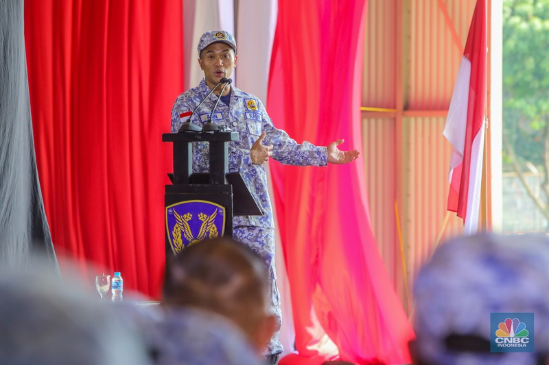 Sebanyak 200 anggota Kamar Dagang dan Industri (KADIN) mengikuti materi pembekalan di Hanggar Skuadron 17 Lanud Halim, Jakarta, Jumat (8/8/2025). (CNBC Indonesia/Faisal Rahman)