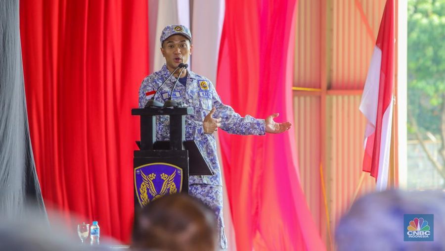 Sebanyak 200 anggota Kamar Dagang dan Industri (KADIN) mengikuti materi pembekalan di Hanggar Skuadron 17 Lanud Halim, Jakarta, Jumat (8/8/2025). (CNBC Indonesia/Faisal Rahman)