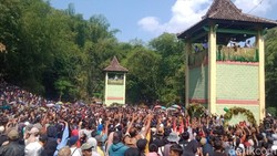 Seru! Ribuan Warga Berebut Apem Yaaqawiyyu di Klaten