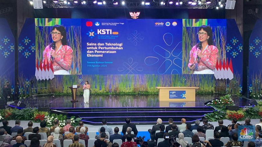 Wakil Menteri Pendidikan Tinggi, Sains dan Teknologi Profesor Stella Christie saat memberikan paparan pada hari kedua Konvensi Sains, Teknologi, dan Industri Indonedia (KSTI) 2025 di Sasana Budaya Ganesa, Institut Teknologi Bandung, Kota Bandung, Provinsi Jawa Barat, Jumat (8/8/2025). (CNBC Indonesia/Fergi Nadira)