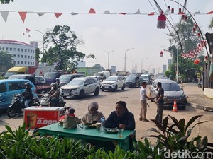 Warung Jadi Rest Area Dadakan di Tengah Macet-macetan TB Simpatupang