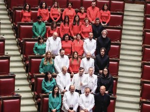 Video: Anggota Parlemen Italia Bentuk Formasi Bendera Palestina saat Sidang