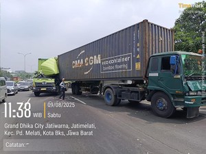 Tabrakan Truk Trailer Vs Mobil Boks di Tol JORR, 1 Orang Terluka