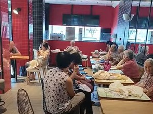 Di China Sedang Viral Fenomena Orang Tua Ngadem di Restoran