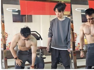 Gokil! Pria Ini Pecahkan Rekor Dunia Angkat Beban 144 Kg dengan Satu Jari