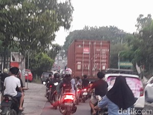 Truk Kontainer Bebas Berkeliaran di Jalan Palembang, Ini Kata Dishub