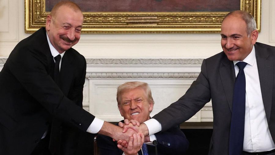 Presiden AS Donald Trump memegang tangan Presiden Azerbaijan Ilham Aliyev dan Perdana Menteri Armenia Nikol Pashinyan saat berjabat tangan dalam acara penandatanganan trilateral di Gedung Putih, Washington, D.C., 8 Agustus 2025. REUTERS/Kevin Lamarque