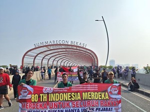Kibarkan Merah Putih Raksasa, BEM PTNU Ingatkan Kemerdekaan Harus Nyata