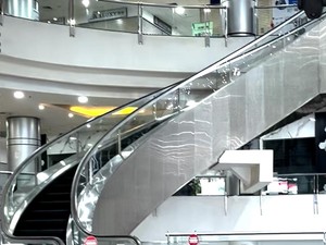 Video: POV Naik Eskalator Melengkung yang Ada di Jakarta