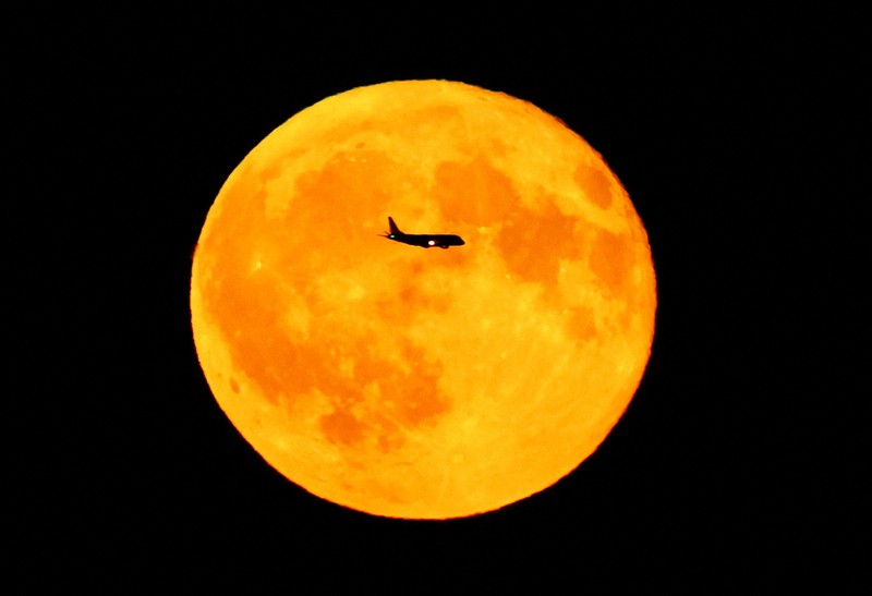 TURKEY-MOON/ The Sturgeon Moon is seen over the Sultanahmet Mosque, known as the Blue Mosque, in Istanbul, Turkey, August 9, 2025. REUTERS/Dilara Senkaya TPX IMAGES OF THE DAY