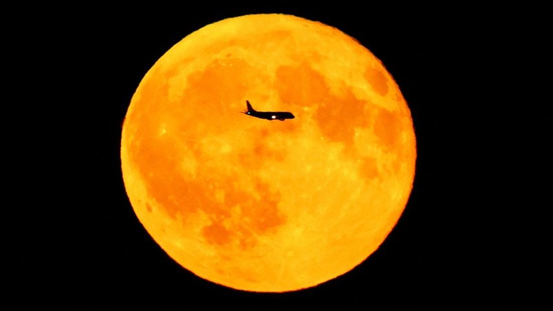 The Sturgeon Moon is seen over the Sultanahmet Mosque, known as the Blue Mosque, in Istanbul, Turkey, August 9, 2025. REUTERS/Dilara Senkaya     TPX IMAGES OF THE DAY