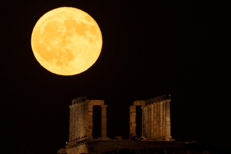 TURKEY-MOON/ The Sturgeon Moon is seen over the Sultanahmet Mosque, known as the Blue Mosque, in Istanbul, Turkey, August 9, 2025. REUTERS/Dilara Senkaya TPX IMAGES OF THE DAY