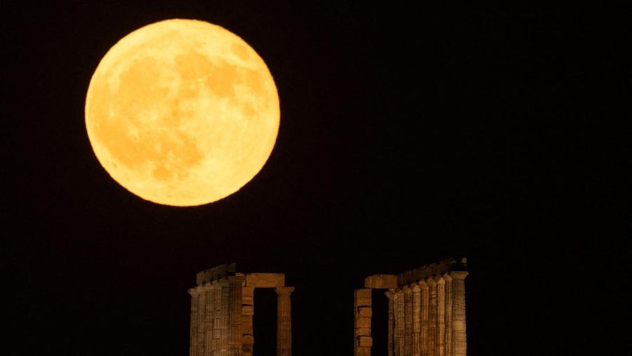 The Sturgeon Moon is seen over the Sultanahmet Mosque, known as the Blue Mosque, in Istanbul, Turkey, August 9, 2025. REUTERS/Dilara Senkaya     TPX IMAGES OF THE DAY