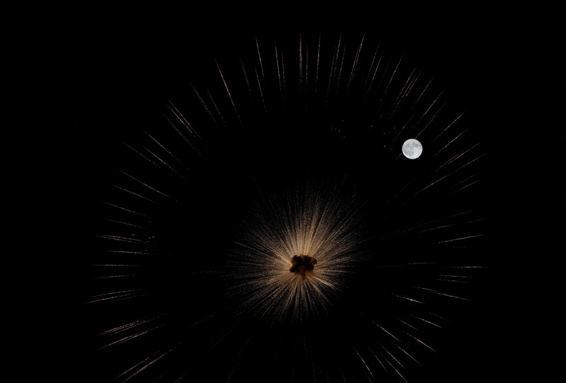 The Sturgeon Moon is seen over the Sultanahmet Mosque, known as the Blue Mosque, in Istanbul, Turkey, August 9, 2025. REUTERS/Dilara Senkaya     TPX IMAGES OF THE DAY