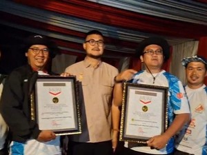 Bupati Bogor Bangga Bendera Raksasa Berkibar di Tebing Jeger