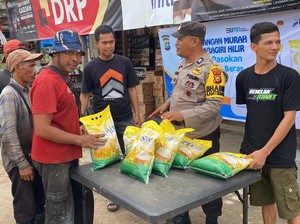 Polres Inhil Salurkan 1 Ton Beras SPHP di 2 Kecamatan Stabilkan Harga Pangan