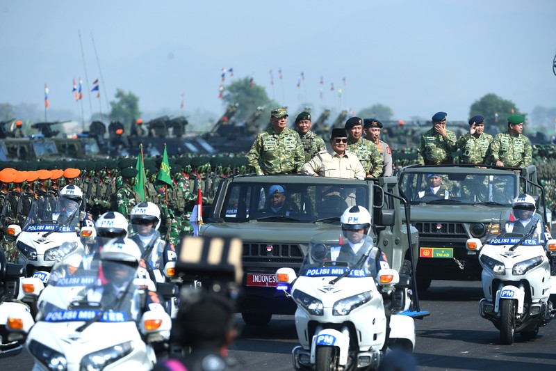 Presiden Prabowo Subianto bertindak selaku inspektur upacara pada Upacara Gelar Pasukan Operasional dan Kehormatan Militer di Landasan Suparlan, Komplek Pendidikan dan Pelatihan Komando Pasukan Khusus (Kopassus), Batujajar, Kabupaten Bandung Barat, Provinsi Jawa Barat, pada Minggu, 10 Agustus 2025. (Kris - Biro Pers Sekretariat Presiden)