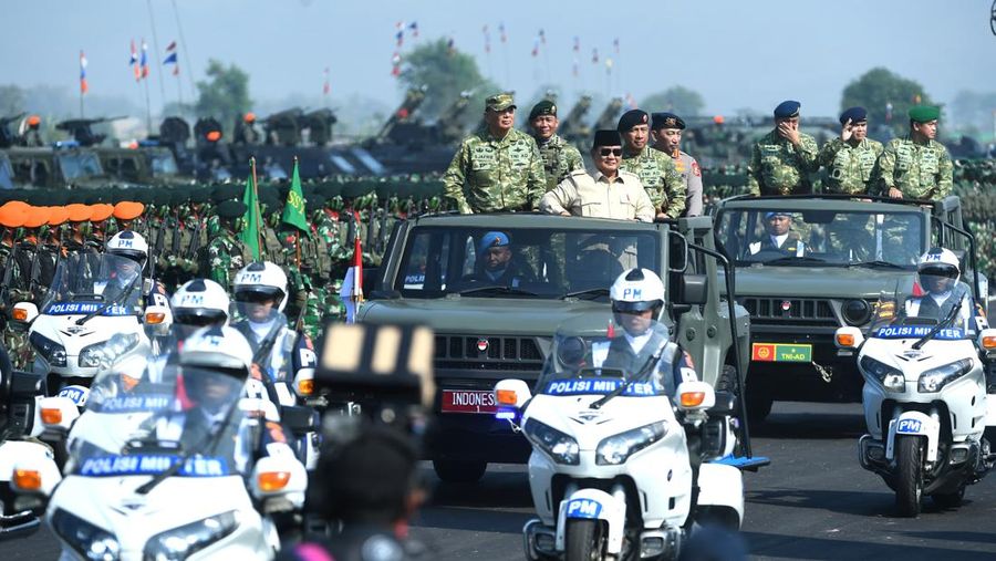 Presiden Prabowo Subianto bertindak selaku inspektur upacara pada Upacara Gelar Pasukan Operasional dan Kehormatan Militer di Landasan Suparlan, Komplek Pendidikan dan Pelatihan Komando Pasukan Khusus (Kopassus), Batujajar, Kabupaten Bandung Barat, Provinsi Jawa Barat, pada Minggu, 10 Agustus 2025. (Kris - Biro Pers Sekretariat Presiden)