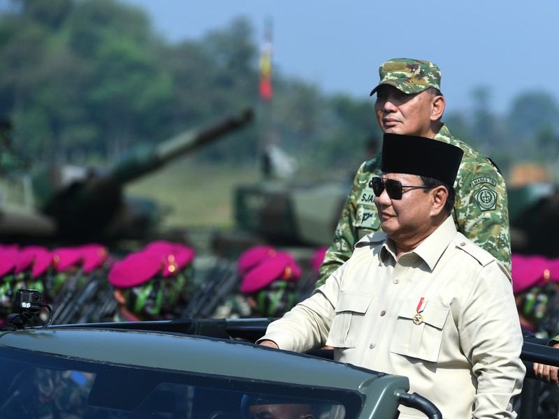 Presiden Prabowo Subianto bertindak selaku inspektur upacara pada Upacara Gelar Pasukan Operasional dan Kehormatan Militer di Landasan Suparlan, Komplek Pendidikan dan Pelatihan Komando Pasukan Khusus (Kopassus), Batujajar, Kabupaten Bandung Barat, Provinsi Jawa Barat, pada Minggu, 10 Agustus 2025. (Kris - Biro Pers Sekretariat Presiden)