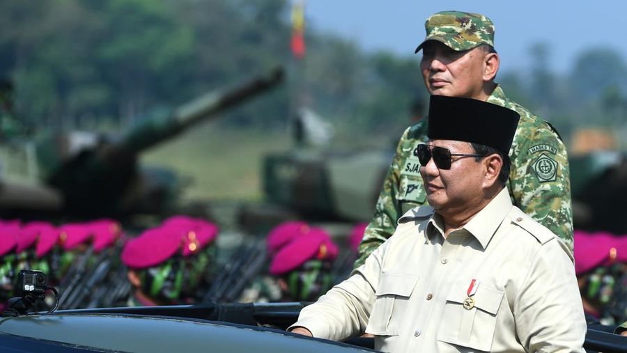 Presiden Prabowo Subianto bertindak selaku inspektur upacara pada Upacara Gelar Pasukan Operasional dan Kehormatan Militer di Landasan Suparlan, Komplek Pendidikan dan Pelatihan Komando Pasukan Khusus (Kopassus), Batujajar, Kabupaten Bandung Barat, Provinsi Jawa Barat, pada Minggu, 10 Agustus 2025. (Kris - Biro Pers Sekretariat Presiden)