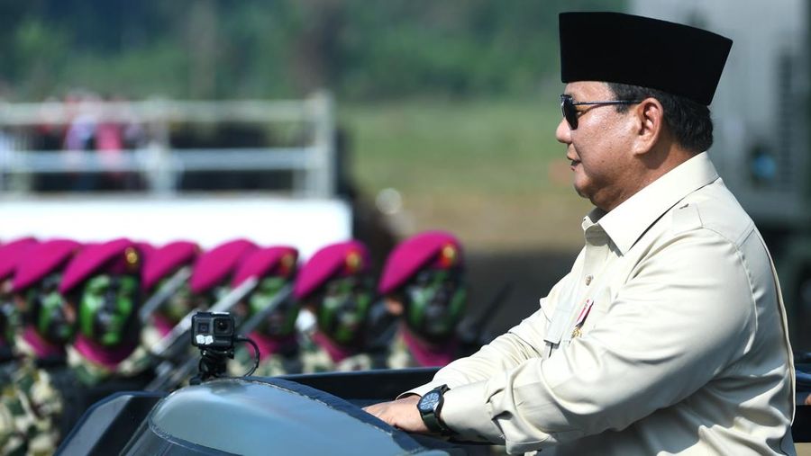Presiden Prabowo Subianto bertindak selaku inspektur upacara pada Upacara Gelar Pasukan Operasional dan Kehormatan Militer di Landasan Suparlan, Komplek Pendidikan dan Pelatihan Komando Pasukan Khusus (Kopassus), Batujajar, Kabupaten Bandung Barat, Provinsi Jawa Barat, pada Minggu, 10 Agustus 2025. (Kris - Biro Pers Sekretariat Presiden)