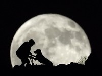 Melihat Keindahan Bulan Purnama Agustus 