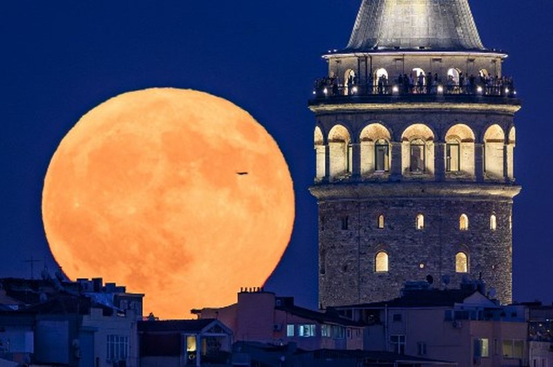 TURKEY-MOON/ The Sturgeon Moon is seen over the Sultanahmet Mosque, known as the Blue Mosque, in Istanbul, Turkey, August 9, 2025. REUTERS/Dilara Senkaya TPX IMAGES OF THE DAY