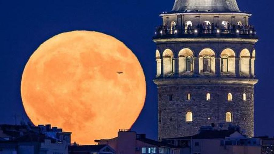 The Sturgeon Moon is seen over the Sultanahmet Mosque, known as the Blue Mosque, in Istanbul, Turkey, August 9, 2025. REUTERS/Dilara Senkaya     TPX IMAGES OF THE DAY