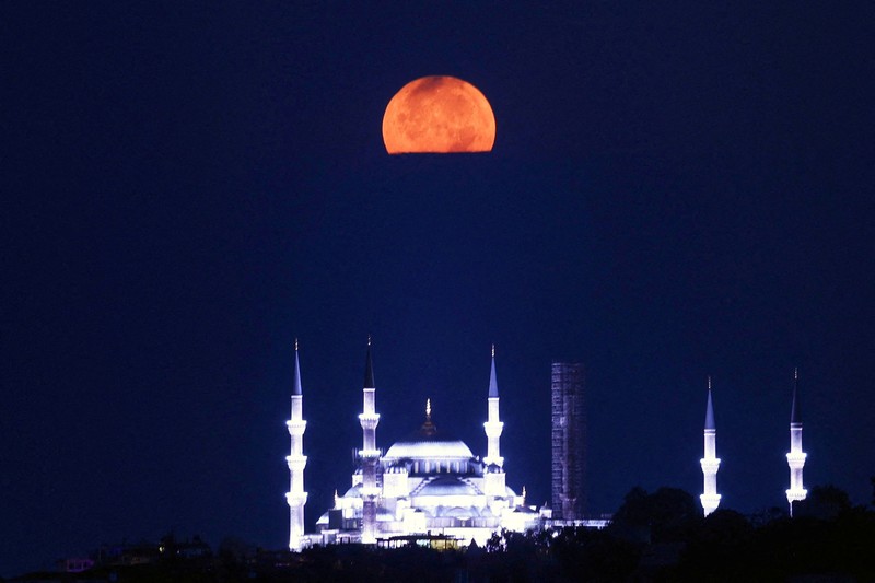 TURKEY-MOON/ The Sturgeon Moon is seen over the Sultanahmet Mosque, known as the Blue Mosque, in Istanbul, Turkey, August 9, 2025. REUTERS/Dilara Senkaya TPX IMAGES OF THE DAY