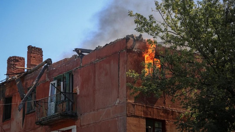 Fire burns in a flat of an apartment building hit by Russian drone strike, amid Russia's attack on Ukraine, in the town of Bilozerske in Donetsk region, Ukraine August 10, 2025. REUTERS/Oleksandr Ratushniak     TPX IMAGES OF THE DAY