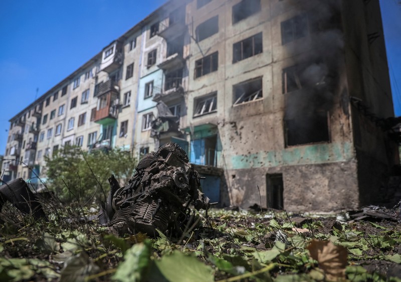 Fire burns in a flat of an apartment building hit by Russian drone strike, amid Russia's attack on Ukraine, in the town of Bilozerske in Donetsk region, Ukraine August 10, 2025. REUTERS/Oleksandr Ratushniak     TPX IMAGES OF THE DAY