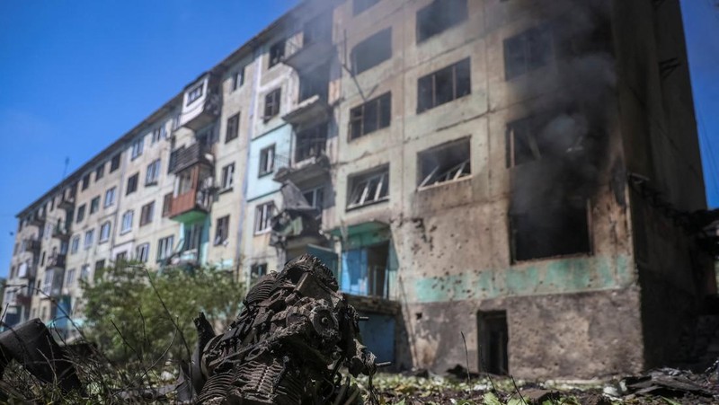 Fire burns in a flat of an apartment building hit by Russian drone strike, amid Russia's attack on Ukraine, in the town of Bilozerske in Donetsk region, Ukraine August 10, 2025. REUTERS/Oleksandr Ratushniak     TPX IMAGES OF THE DAY