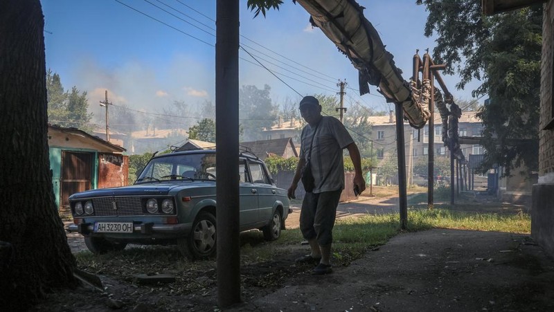 Fire burns in a flat of an apartment building hit by Russian drone strike, amid Russia's attack on Ukraine, in the town of Bilozerske in Donetsk region, Ukraine August 10, 2025. REUTERS/Oleksandr Ratushniak     TPX IMAGES OF THE DAY